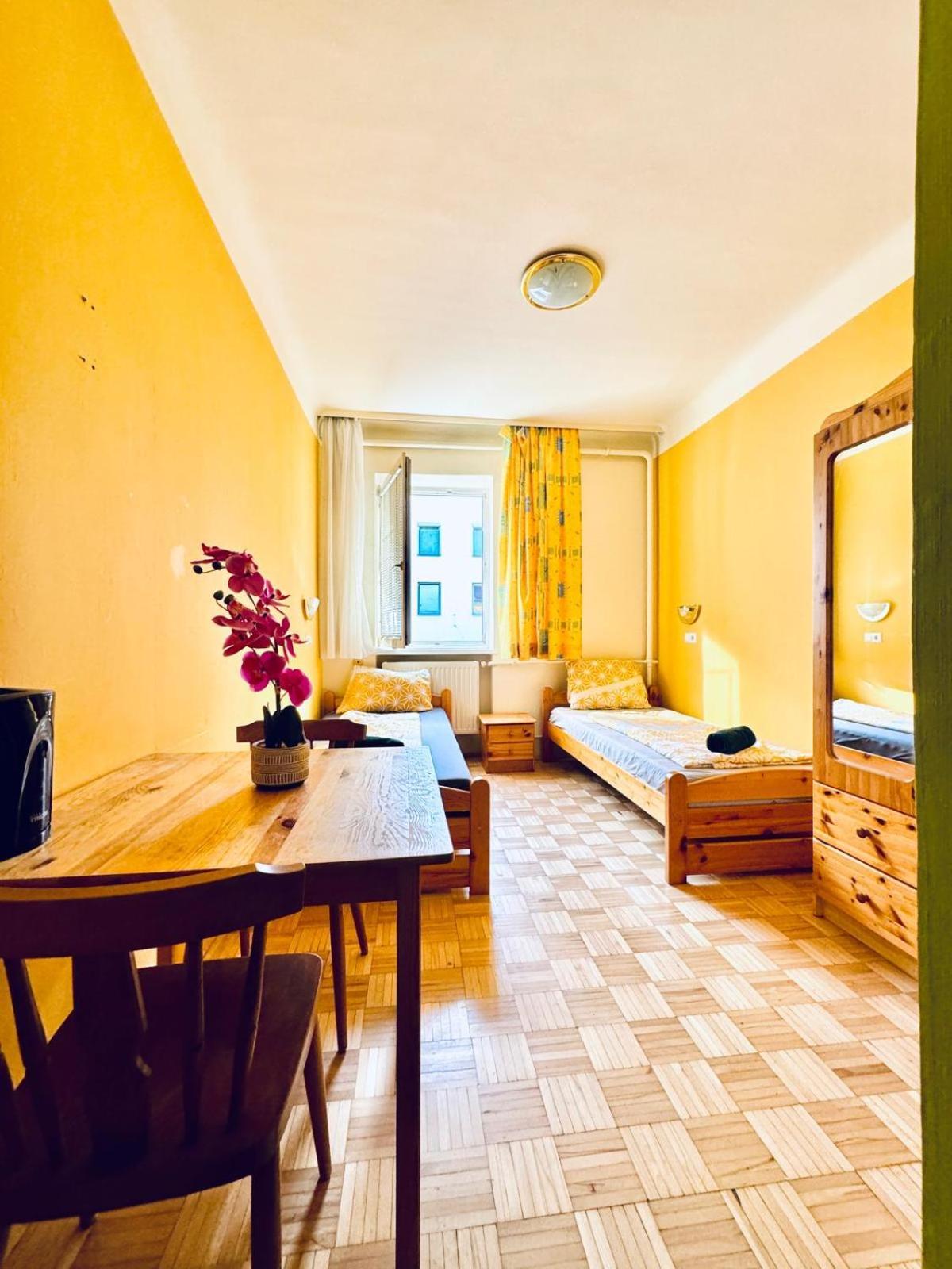 Affordable Central Rooms, 10-Min To Lugner City ウィーン エクステリア 写真