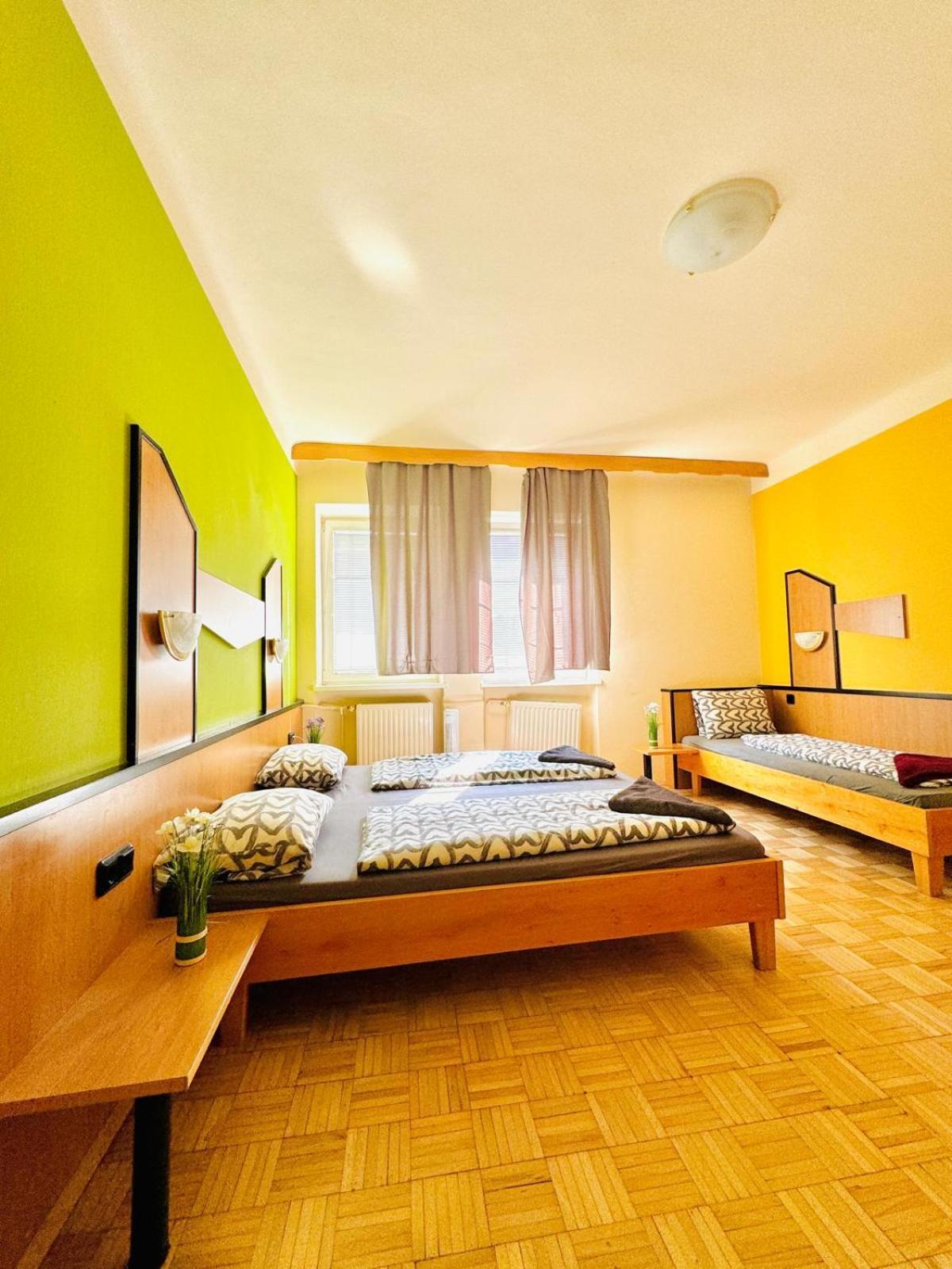 Affordable Central Rooms, 10-Min To Lugner City ウィーン エクステリア 写真