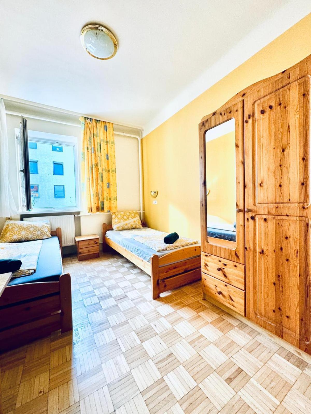 Affordable Central Rooms, 10-Min To Lugner City ウィーン エクステリア 写真