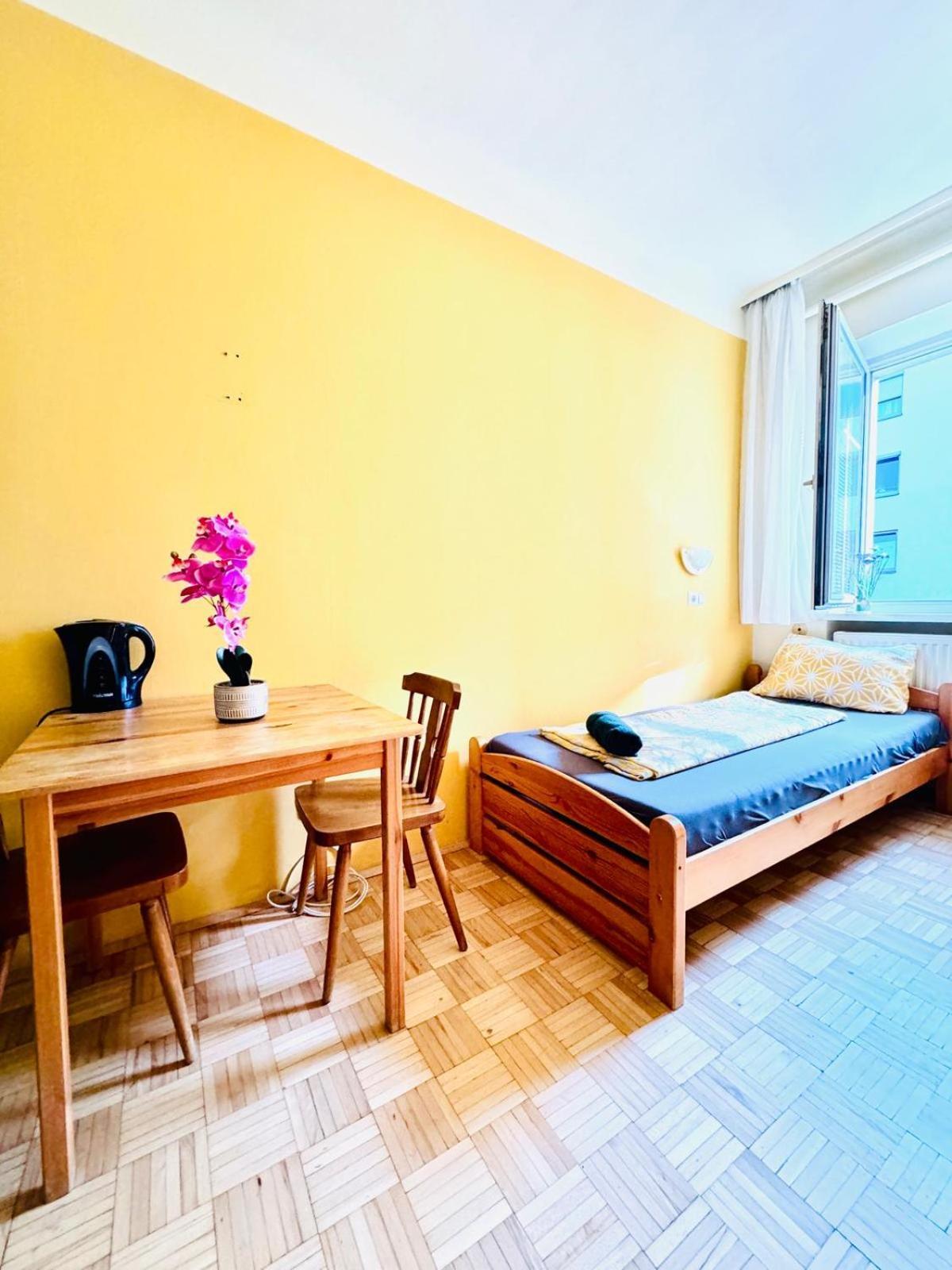Affordable Central Rooms, 10-Min To Lugner City ウィーン エクステリア 写真
